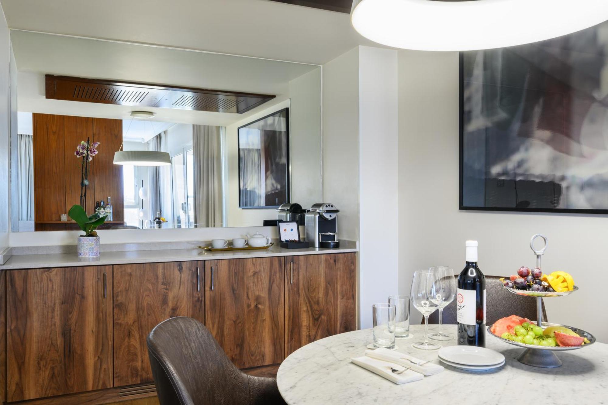 Nevo By Isrotel Collection Ein Bokek Eksteriør bilde Kitchenette in a suite at the Hotel