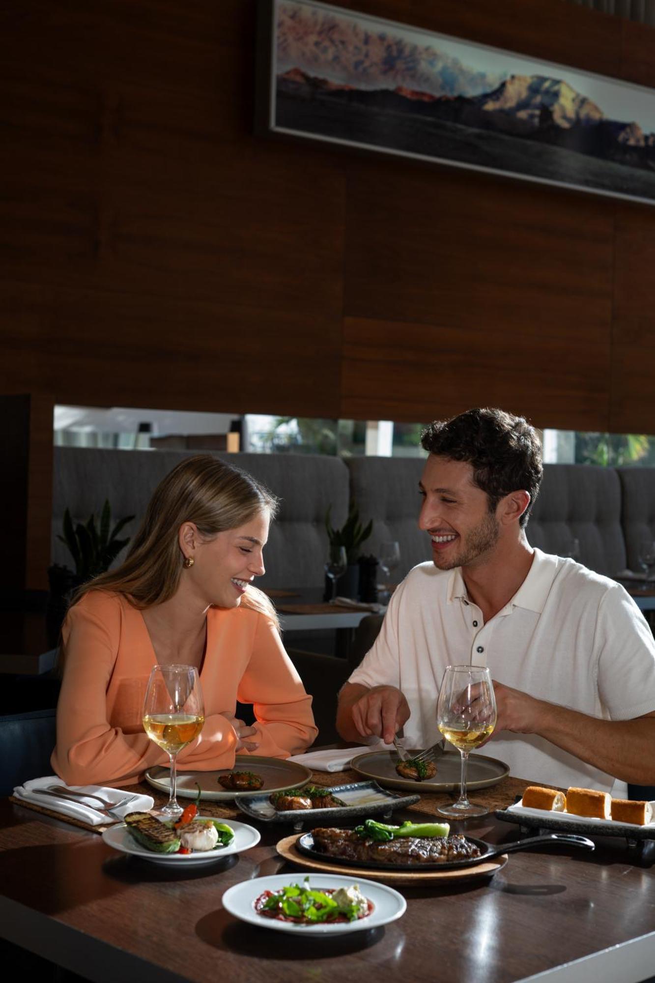 Nevo By Isrotel Collection Ein Bokek Eksteriør bilde A couple drinking beer