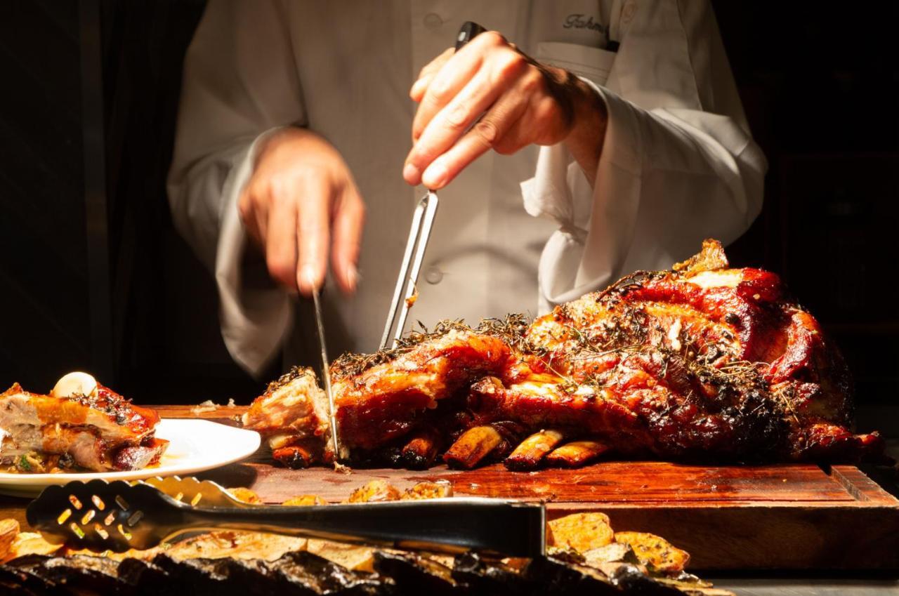 Nevo By Isrotel Collection Ein Bokek Eksteriør bilde A chef carving a roast